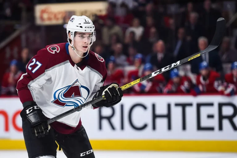 Avalanche re-sign Ryan Graves